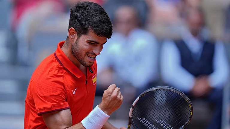 Carlos Alcaraz reacts after scoring a point against Felix Auger-Aliassime - | Photo: AP/Andy Wong
